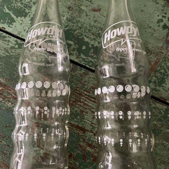 Vintage “ Howdy” soda bottles. A 7-up pruduct - Picture 4 of 4